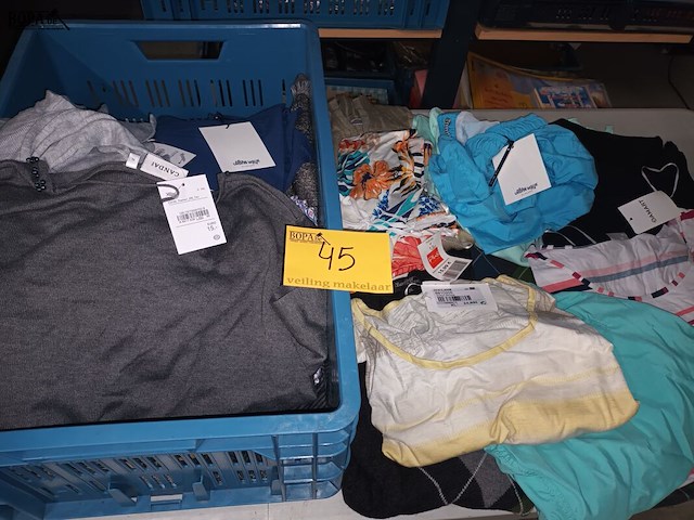 Lot 45 - kledij - afbeelding 1 van  5