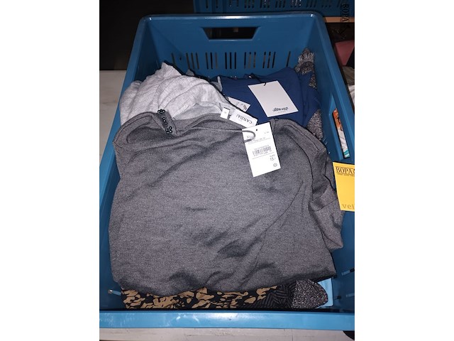 Lot 45 - kledij - afbeelding 2 van  5