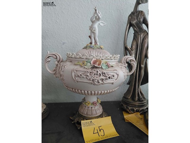 Lot 45 - lot sierlijke roze porseleinen deksel pot, capo dimonte stij - afbeelding 1 van  3