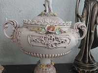 Lot 45 - lot sierlijke roze porseleinen deksel pot, capo dimonte stij - afbeelding 1 van  3