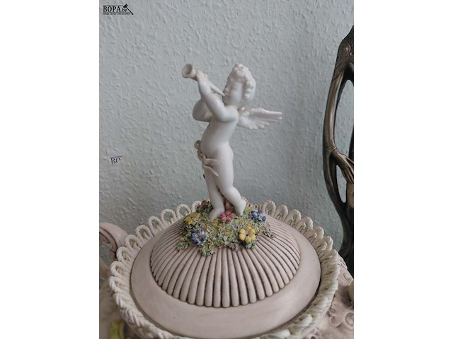 Lot 45 - lot sierlijke roze porseleinen deksel pot, capo dimonte stij - afbeelding 3 van  3