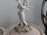 Lot 45 - lot sierlijke roze porseleinen deksel pot, capo dimonte stij - afbeelding 3 van  3
