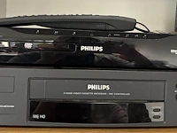 Lot 45 - philips dvd speler en cassettespeler - afbeelding 1 van  11