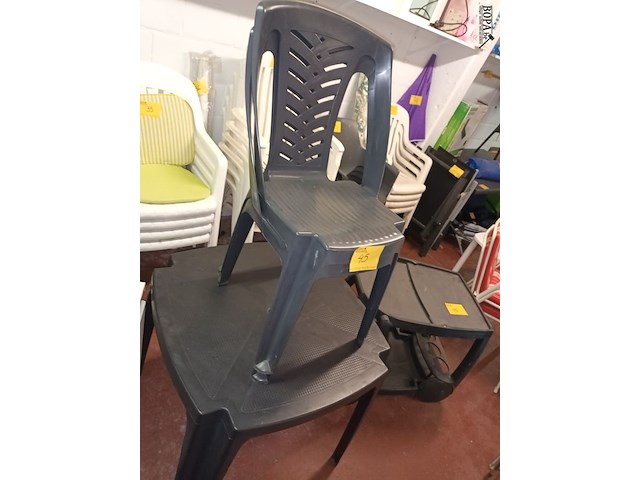 Lot 45 - pvc terrastafel met stoelen - afbeelding 1 van  4