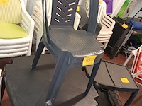 Lot 45 - pvc terrastafel met stoelen - afbeelding 1 van  4