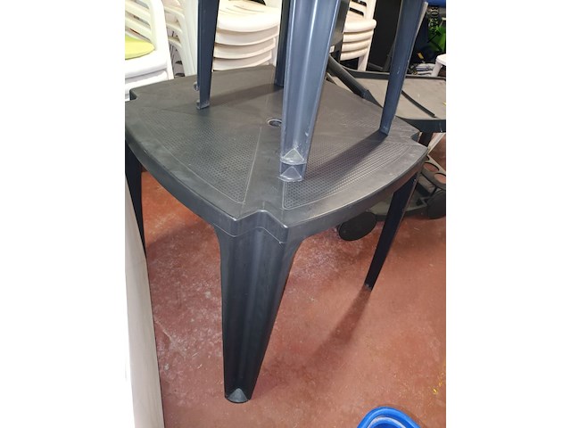 Lot 45 - pvc terrastafel met stoelen - afbeelding 2 van  4