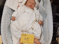 Lot 45 - reborn babypop matina in mandje, peterschapsbewijs - afbeelding 1 van  5