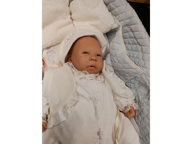 Lot 45 - reborn babypop matina in mandje, peterschapsbewijs - afbeelding 2 van  5