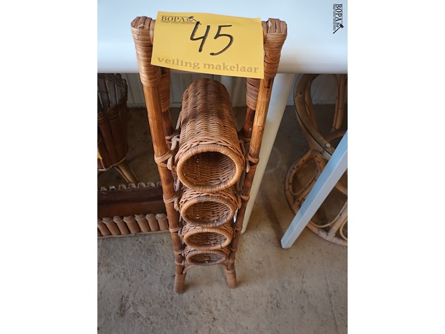 Lot 45 - rotan wijnrek - afbeelding 1 van  2