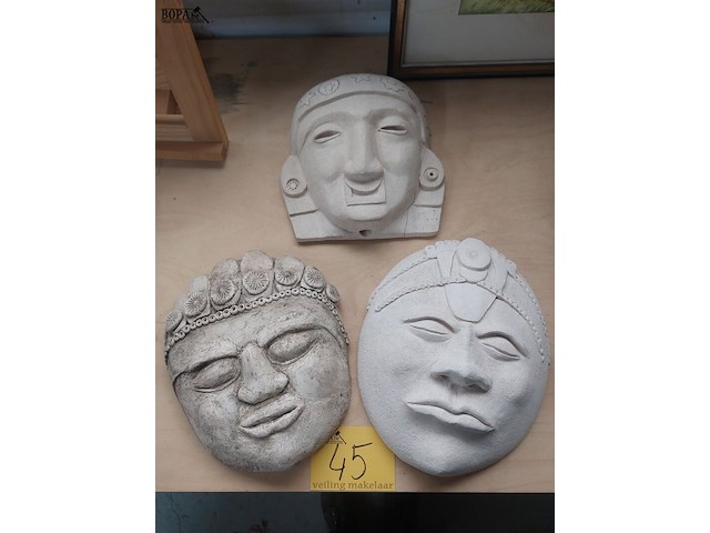 Lot 45 - stenen wandmaskers, 3 stuks - afbeelding 1 van  4