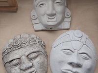 Lot 45 - stenen wandmaskers, 3 stuks - afbeelding 1 van  4