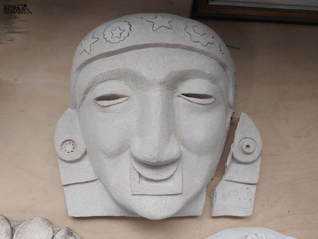 Lot 45 - stenen wandmaskers, 3 stuks - afbeelding 3 van  4