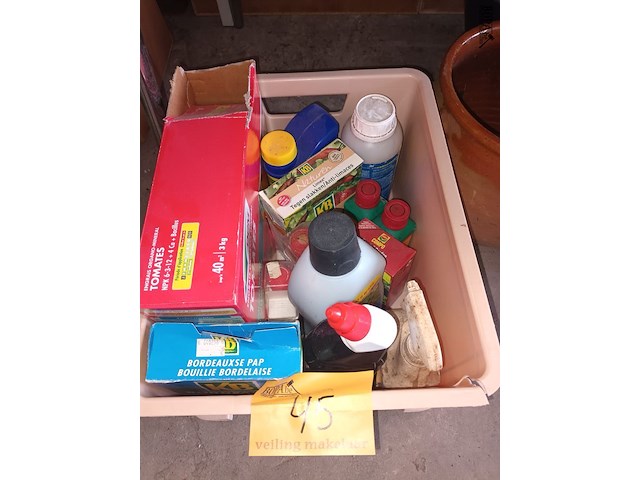 Lot 45 - tuin producten. 1 bak - afbeelding 1 van  5