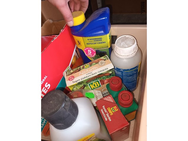 Lot 45 - tuin producten. 1 bak - afbeelding 2 van  5