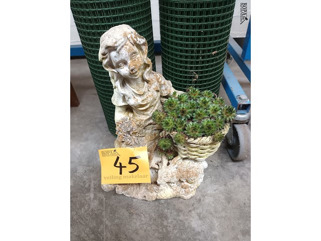 Lot 45 - tuinbeeld in beton - afbeelding 1 van  3