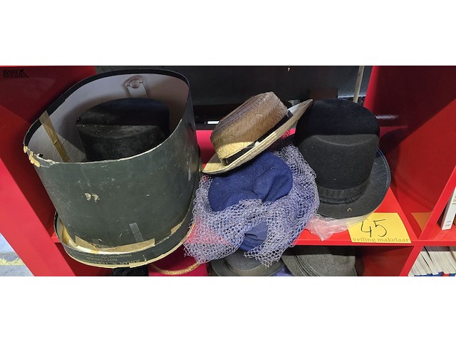 Lot 45 - vintage dames-en heren hoeden 4 stuks - afbeelding 1 van  3