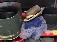 Lot 45 - vintage dames-en heren hoeden 4 stuks - afbeelding 1 van  3