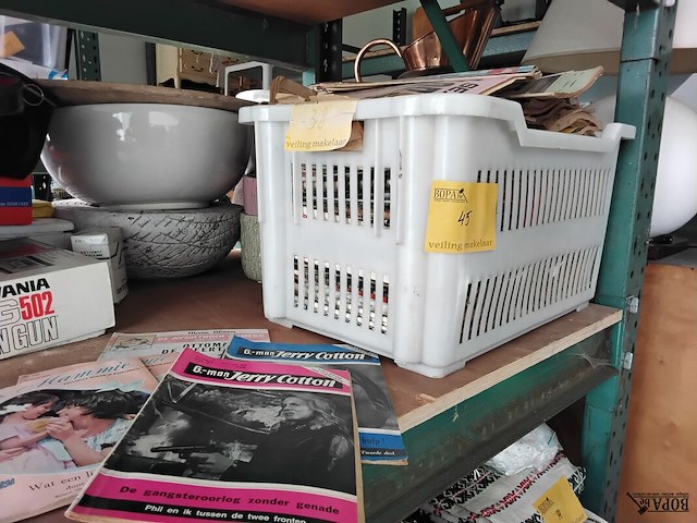 Lot 45 - vintage tijdschriften, pocketromans en strips - afbeelding 1 van  5