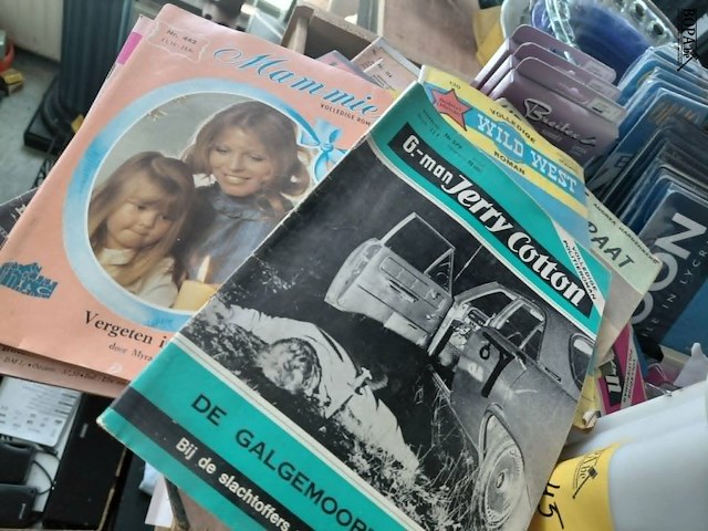 Lot 45 - vintage tijdschriften, pocketromans en strips - afbeelding 3 van  5