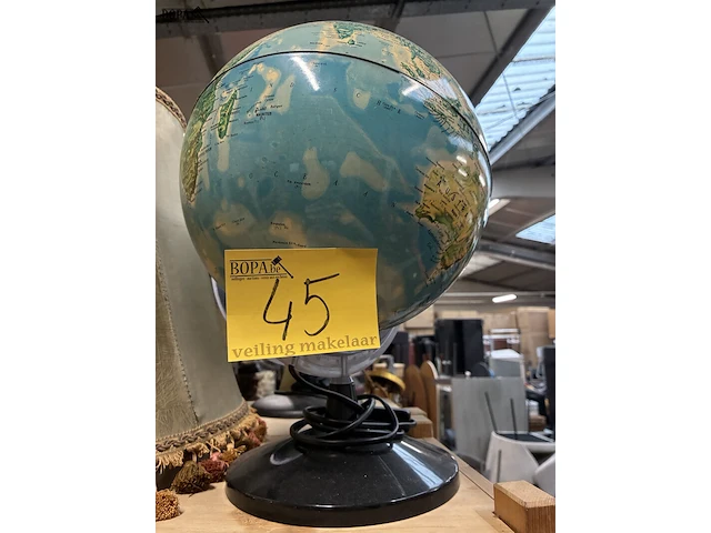 Lot 45 - vintage verlichte wereldbol - afbeelding 1 van  2