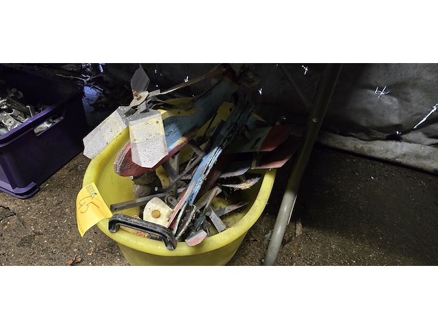 Lot 45 - windvangers in de vorm van vliegtuigjes/helikopter - afbeelding 1 van  2