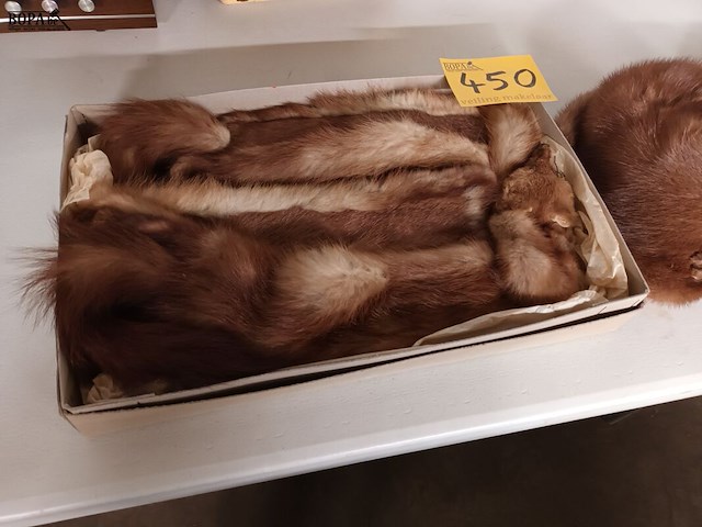 Lot 450 - bontmutsen en sjaal. 4 stuks - afbeelding 2 van  4