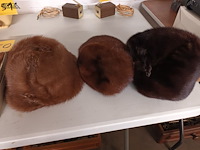 Lot 450 - bontmutsen en sjaal. 4 stuks - afbeelding 3 van  4