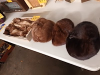 Lot 450 - bontmutsen en sjaal. 4 stuks - afbeelding 4 van  4