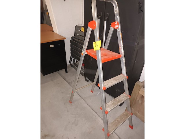 Lot 450 - trapladder - afbeelding 1 van  2