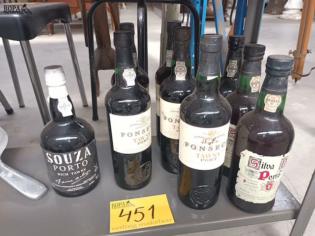 Lot 451 - flessen diverse porto wijn. 9 stuks - afbeelding 1 van  3