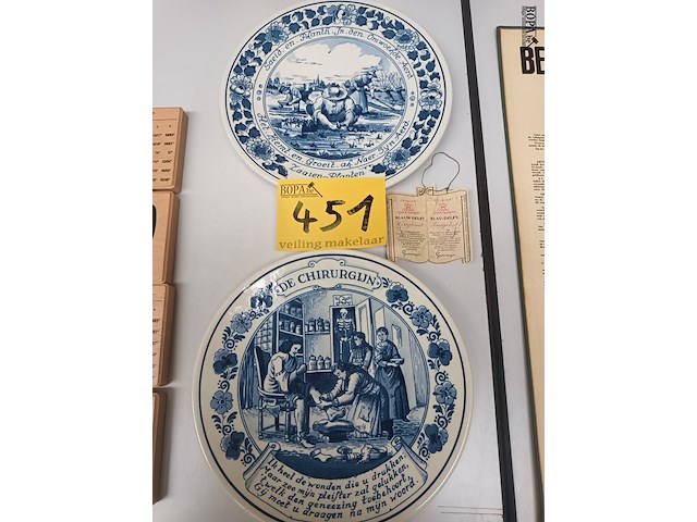Lot 451 - sierborden delft. 2 stuks - afbeelding 1 van  5