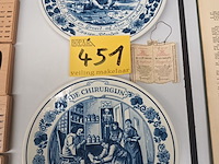 Lot 451 - sierborden delft. 2 stuks - afbeelding 1 van  5