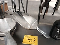 Lot 452 - aluminium graanscheppen. 3 stuks - afbeelding 2 van  2