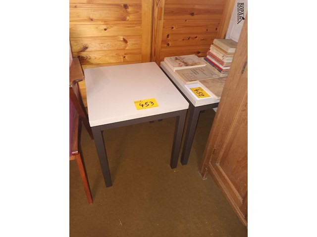 Lot 453 - bijzettafeltjes. 2 stuks - afbeelding 1 van  3