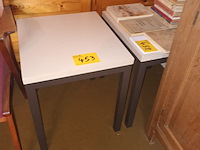 Lot 453 - bijzettafeltjes. 2 stuks - afbeelding 1 van  3