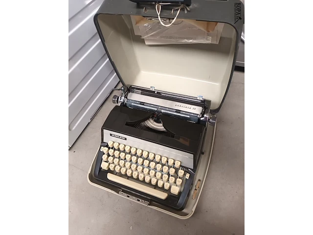 Lot 453 - typemachine adler - afbeelding 1 van  4