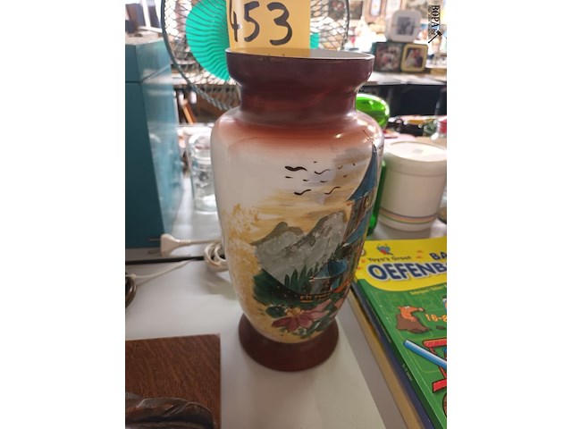 Lot 453 - vaas in beschilderd melkglas - afbeelding 1 van  3