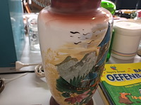 Lot 453 - vaas in beschilderd melkglas - afbeelding 1 van  3