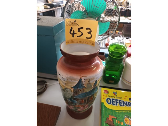 Lot 453 - vaas in beschilderd melkglas - afbeelding 2 van  3