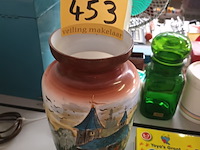 Lot 453 - vaas in beschilderd melkglas - afbeelding 2 van  3