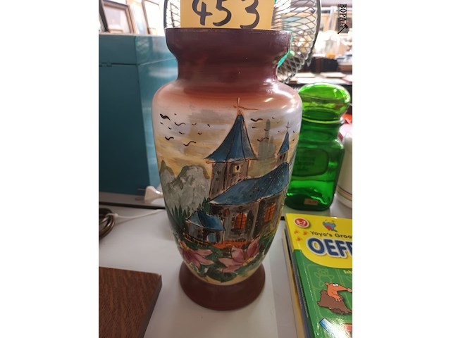 Lot 453 - vaas in beschilderd melkglas - afbeelding 3 van  3