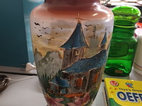 Lot 453 - vaas in beschilderd melkglas - afbeelding 3 van  3
