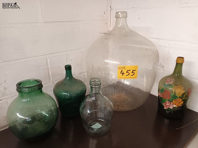 Lot 455 - grote glazen flessen. 5 stuks - afbeelding 1 van  4