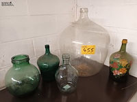 Lot 455 - grote glazen flessen. 5 stuks - afbeelding 1 van  4