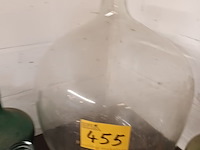 Lot 455 - grote glazen flessen. 5 stuks - afbeelding 3 van  4