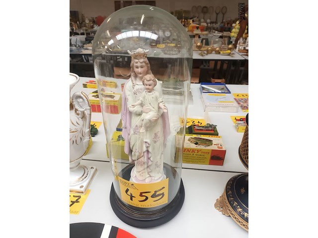Lot 455 - maria met kind onder globe - afbeelding 1 van  3