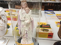 Lot 455 - maria met kind onder globe - afbeelding 1 van  3