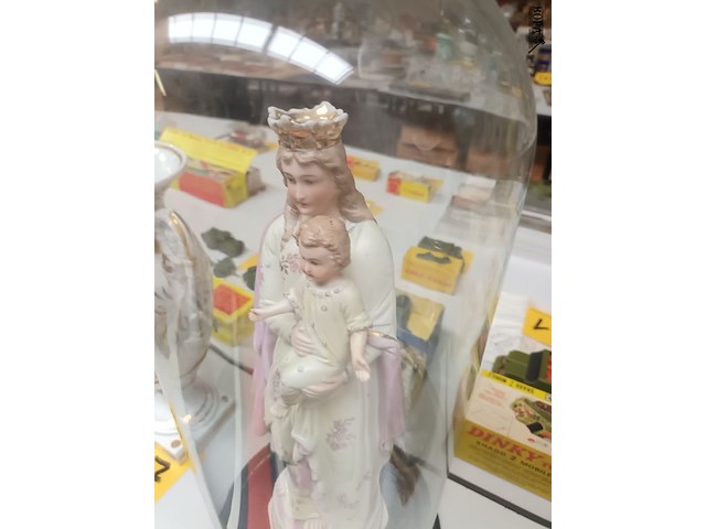 Lot 455 - maria met kind onder globe - afbeelding 2 van  3