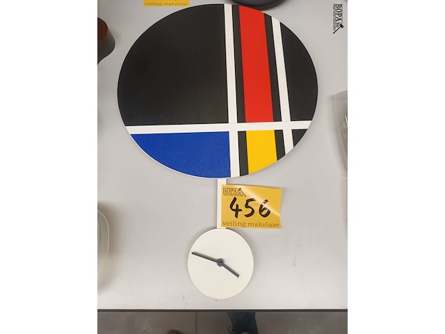 Lot 456 - wandklok in mondriaan kleuren - afbeelding 1 van  3