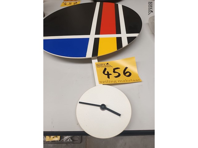 Lot 456 - wandklok in mondriaan kleuren - afbeelding 3 van  3